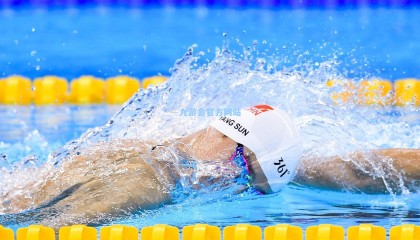 胡桑诺夫飞铲染红引争议，生涯135战仅二次直红代价几何？