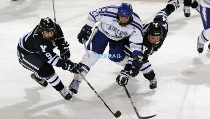 德罗西发布会温情一幕，哲科突献亲吻 罗马队友基情互动引爆社交媒体